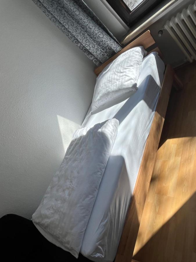 Zimmer Fuer Monteure, Handwerker Oder Reisende Essen Esterno foto