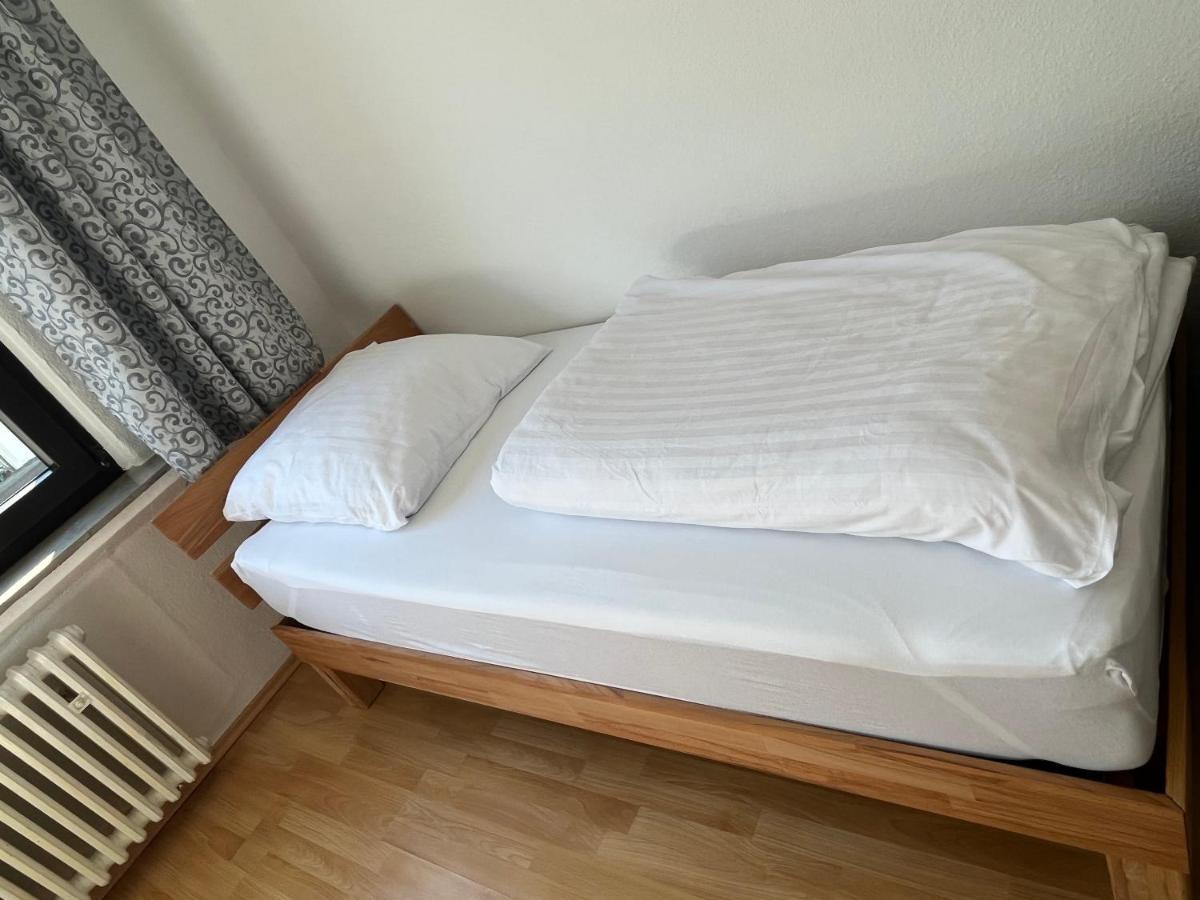 Zimmer Fuer Monteure, Handwerker Oder Reisende Essen Esterno foto