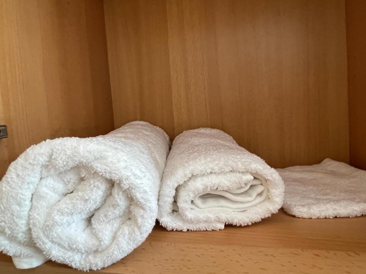Zimmer Fuer Monteure, Handwerker Oder Reisende Essen Esterno foto